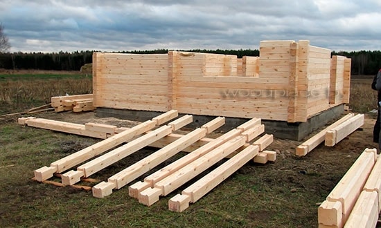 Процесс сборки сруба бани