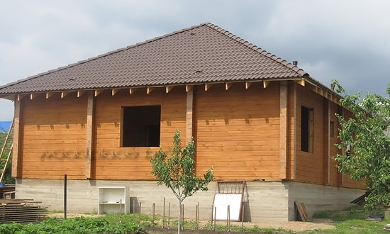 Вид на готовый деревянный дом