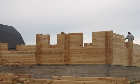 Строительство дома в Марьиной Горке. Вид на деревянный сруб сбоку.